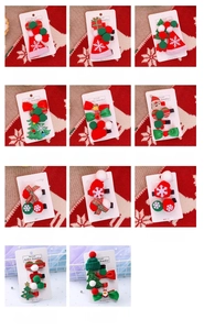 Vue détaillée de diverses barrettes de Noël avec des motifs de bonhomme de neige et Père Noël