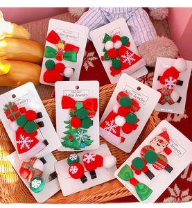 Détail de pinces à cheveux de Noël avec motifs de Père Noël et bonhommes de neige