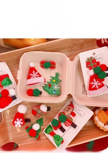 Détail d'un ensemble de barrettes de Noël avec bonhomme de neige et Père Noël sur carte