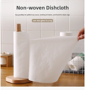 Salviette da cucina in tessuto non tessuto su supporto in legno per pulizia e piatti
