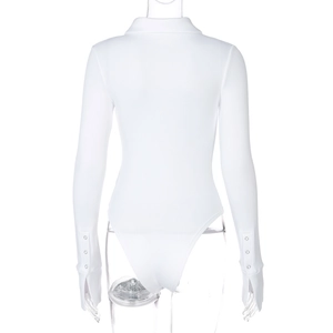 Détail d'un body blanc à manches longues avec col à revers et boutons aux poignets