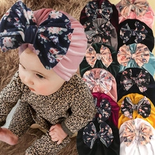 Detail der verschiedenen Farben der Baby-Samtmützen mit floralen Schleifen für Säuglinge