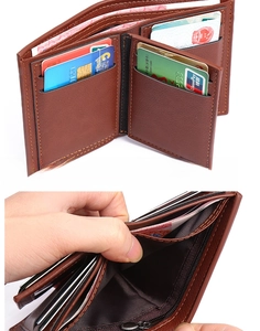 Détails du portefeuille en cuir marron avec plusieurs emplacements cartes et poche zippée