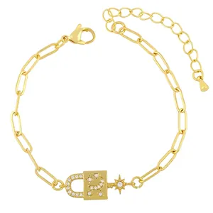 Pulsera de cadena de clip dorada con colgante de candado de luna y estrella micro-pavé