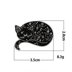 Dettagli delle dimensioni 3,5x2,8cm e del peso di 8,3g della spilla a gatto in smalto nero