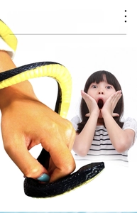 Dettaglio di serpente finto in gomma con scaglie realistiche e texture bicolore