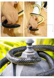 Dettaglio del serpente giocattolo in gomma flessibile con squame realistiche per Halloween