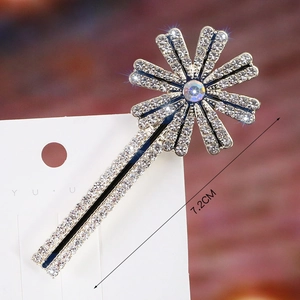 Detailed view of a 7.2cm silver star hair clip with sparkling rhinestones and pearls