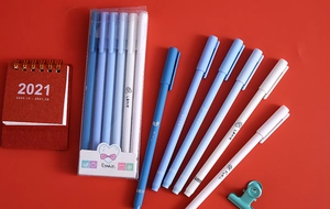 Set dettagliato di 6 penne gel Morandi blu con design giapponese su sfondo rosso