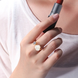 Verstellbarer Goldring mit weißer Kamelie und einem funkelnden runden Zirkon