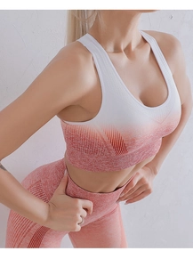 Detail des Yoga-Sets mit weiß-korallenrosa Farbverlauf, Rippstruktur und Mesh-Gewebe