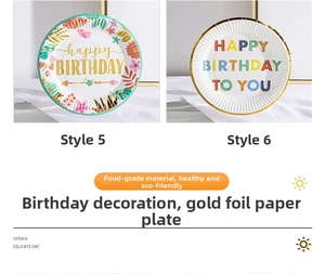 Dettaglio di piatti di carta da 7 pollici con scritte in oro e motivi floreali