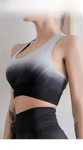 Gros plan sur le soutien-gorge de sport dégradé sans couture avec texture tricotée respirante