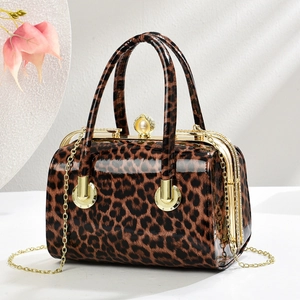Detailansicht der Handtasche mit Leopardenmuster, Lackleder und Perlenverschluss