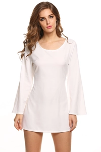 Détail de la robe en mousseline blanche avec manches cloche élégantes et tissu crêpé
