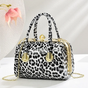 Modische Handtasche mit Leopardenmuster, Perlenverschluss und goldener Kette