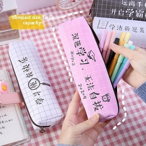 Astuccio in tela carino con grande capacità e design a quadri, perfetto per la scuola.
