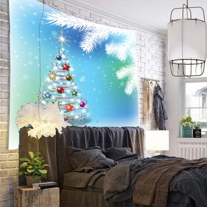 Dettaglio di un arazzo natalizio con un albero a spirale colorato su uno sfondo blu