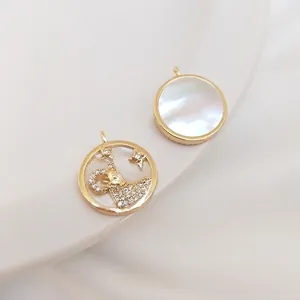 Κοντινό πλάνο ζωδιακών μενταγιόν 14K με φίλντισι και μικρο-ένθετα ζιργκόν σε χρυσό