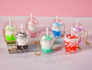 Détail de mini porte-clés tasses de boisson colorés avec chaînes à billes dorées