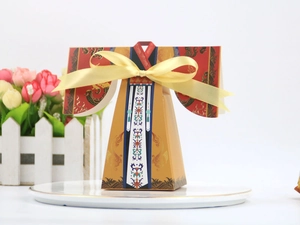 Détail d'une boîte à bonbons de mariage style Hanfu rouge avec motifs dorés