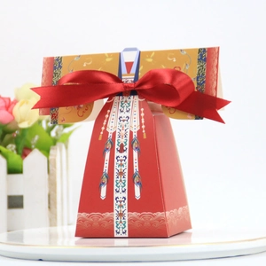Boîtes à bonbons de mariage traditionnelles Hanfu rouge et or avec nœuds en ruban