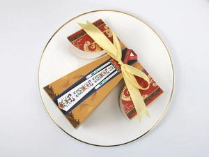 Détail de boîtes à bonbons de mariage chinois en style Hanfu avec des motifs dorés élégants