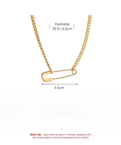 Detailed view showing dimensions and weight of this gold paperclip pendant necklace