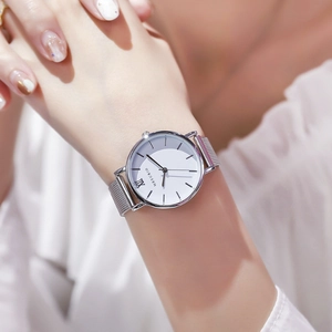 Montre quartz argentée pour femme avec cadran romain blanc et bracelet en maille milanaise