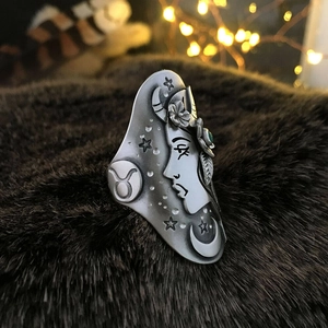 Anillo vintage relieve signo Tauro en plata con grabados de luna y estrellas
