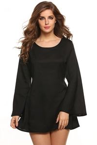 Détail de la robe courte noire en mousseline avec manches évasées et encolure ronde