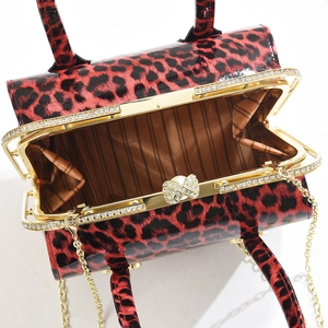 Nahaufnahme der Leoparden-Handtasche mit glänzendem Lackleder und gestreiftem Stofffutter