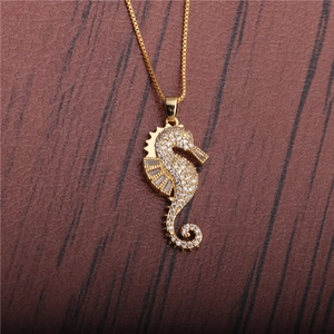 Squisita collana con ciondolo a forma di cavalluccio marino dorato con zirconi brillanti