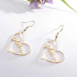 Boucles d'oreilles cœur dorées personnalisées avec gravure du prénom Audrey