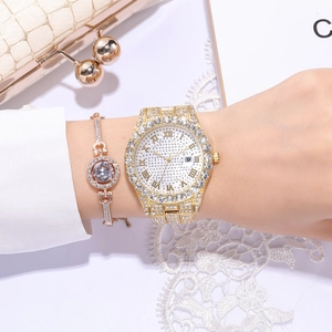 Dettaglio del set orologio da donna dorato con strass di cristallo e numeri romani