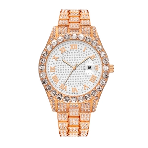 Dettaglio dell'orologio al quarzo oro rosa con cristalli pavé, numeri romani e data