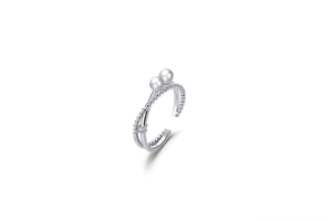 Detail eines gedrehten Silberrings mit zwei weißen Perlen und einem kleinen Diamanten