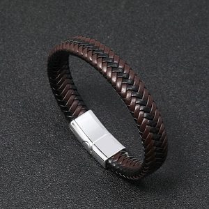 Dettaglio del bracciale in pelle intrecciata nero e marrone con chiusura magnetica argento