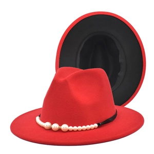 Détail d'un chapeau fedora en laine rouge et noir avec ruban de perles et strass