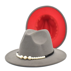 Détail du chapeau fedora gris avec doublure rouge et bande de perles décorative