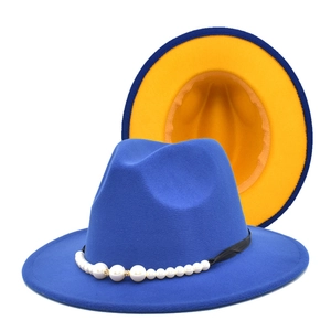 Détail du chapeau fedora bleu roi avec ruban de perles et doublure orange contrastée