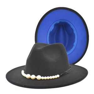 Détail du chapeau en laine avec ruban de perles et doublure intérieure bleu royal