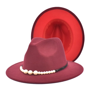 Vue détaillée du chapeau bordeaux avec bande perlée et bord intérieur rouge contrasté