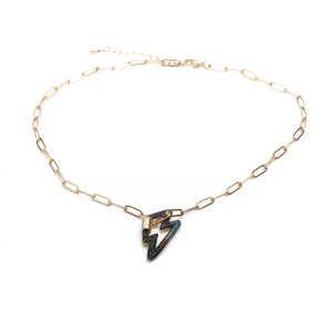 Collana a catena a graffetta dorata con un pendente a fulmine con zirconi colorati
