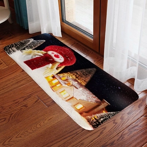 Détail du tapis de Noël en flanelle avec bonhomme de neige sur un sol en bois sombre