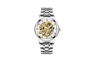 Détail macro de la montre en acier argenté avec relief de dragon doré et index en cristal