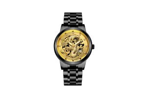 Détail d'une montre à quartz avec cadran relief dragon doré et bracelet acier noir