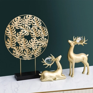 Luxuriöse Gold-Metall-Skulptur und Hirschfiguren mit Kristallkugeln für die Wohndekoration