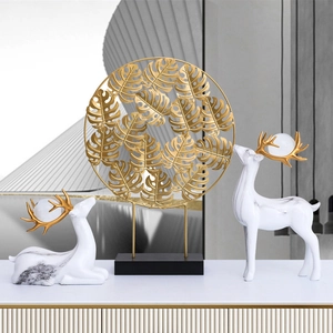 Luxuriöse Hirschstatuen mit goldener Blatt-Skulptur für moderne Wohnzimmerdeko