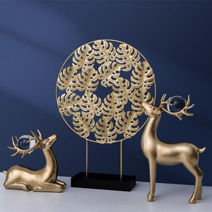 Luxuriöse goldene Hirschstatuen mit Kristallkugel Dekor und Ginkgoblatt auf Sockel